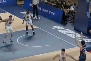 手起刀落！香港金牛孙晨然命中两记三分 贡献10分2板3助！