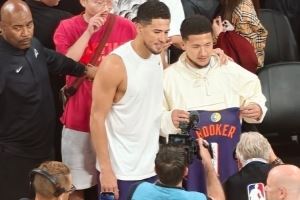 布克：很高兴看到中文布克 有空间距离但中国赛是相遇的完美地方