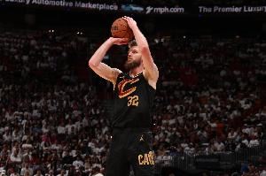 你是射手？迪恩-韦德8中1&三分7投全铁仅拿3分 正负值-28...