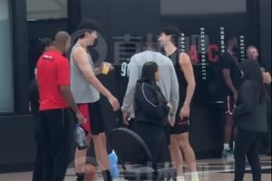 气氛欢乐备战揭幕战！杨瀚森手拿饮料跟助教说笑