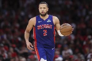 打得不错!康宁汉姆半场10投5中得到11分2板5助3断1帽0失误